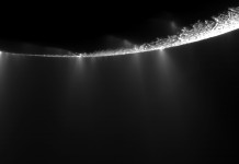 Saturnus måne Enceladus har ett salt hav