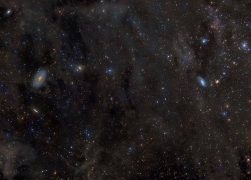 I denna fantastiska bild över regionen syns M81 och M82 till vänster i bild. IC2547 ligger på samma position men till höger i bild och skiftar tydligt i blått. Fotografi: Rogelio Bernal Andreo (DeepSkyColors.com)