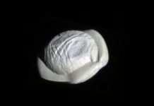 Cassini avslöjar ravioliformad måne