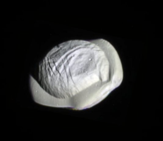 Cassini avslöjar ravioliformad måne