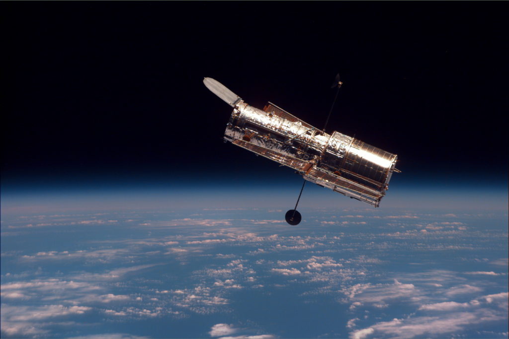Rymdteleskopet Hubble som befinner sig utanför jordens atmosfär kan se ljus från rymden som annars blockeras av atmosfären. Källa: NASA