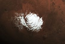 Sjö med flytande vatten under polarisen på Mars
