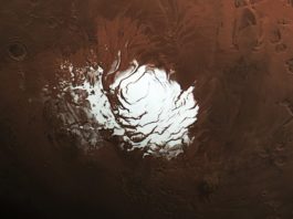 Sjö med flytande vatten under polarisen på Mars