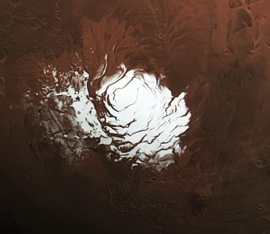 Sjö med flytande vatten under polarisen på Mars