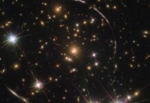 Tolvdubbel galax bakom kosmisk lins kan berätta om hur universum lyste upp
