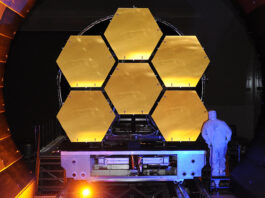 2021: Rymdteleskop, Marslandningar, och en expedition till Jupiters ytterkanter Delar av speglarna till James Webb-teleskopet under testning. Bild: Ball Aerospace