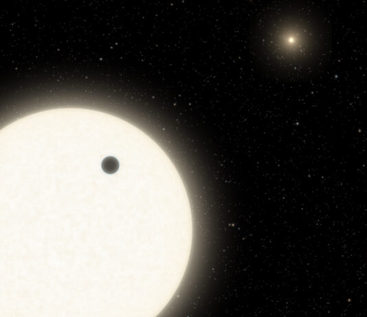 Astronomiskt detektivarbete bekräftade planet i trippelstjärnesystem