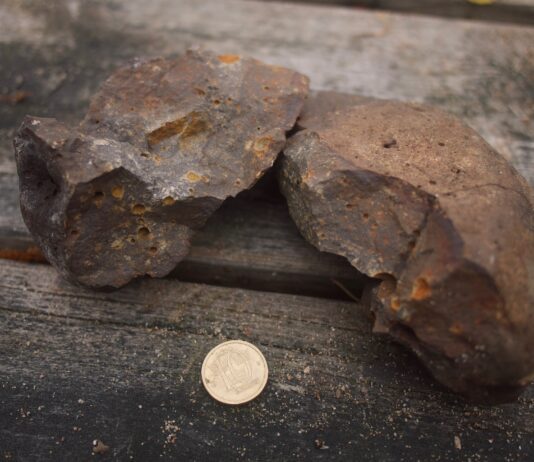 Mikroskopiskt mineral gav bevis för ett miljontals år gammalt meteoritnedslag Stenar från sjön Mien som innehåller mineralet zirkon. Detta är stenarna som Josefin Martell använt i sin studie och plockat ur mikrometersmå prover från. Bild: Josefin Martell