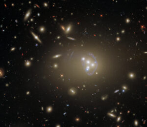 Galaxklustret Abell 3827, fotograferat av Hubble