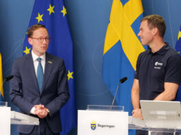 Marcus Wandt blir nästa svensk i rymden Tidigare Utbildning- och rymdminister Mats Persson med astronauten Marcus Wandt. Bild: Margareta Stridh/Regeringskansliet.