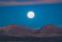 Jorden får finbesök av liten asteroid – men är det en ny måne? Vår måne fotograferad vid Chajnantorplatån i Chile. Bild: P. Horálek/ESO