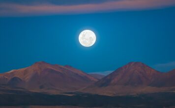 Jorden får finbesök av liten asteroid – men är det en ny måne? Vår måne fotograferad vid Chajnantorplatån i Chile. Bild: P. Horálek/ESO