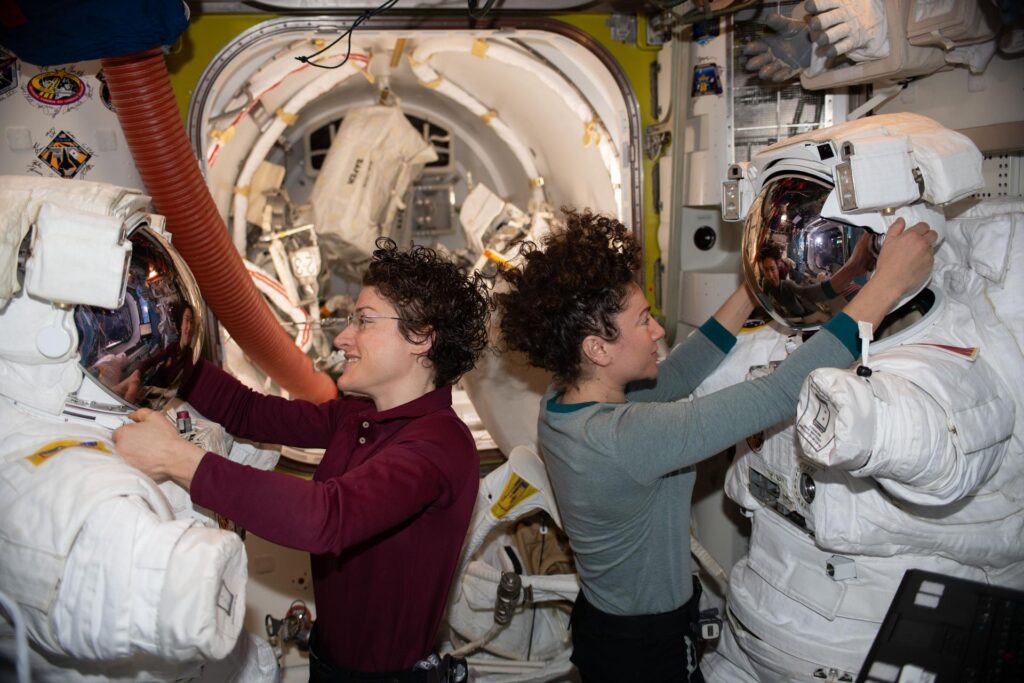 Christina Koch (vänster) och Jessica Meir (höger) förbereder sina rymddräkter inför rymdpromenaden, januari 2020. Bild: Nasa/JSC