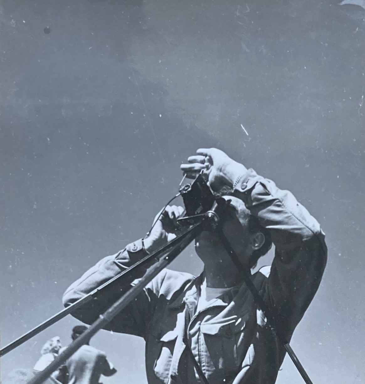 Sten Larell, bror till fru Inga Hammarlund, frångar solförmörkelsen. Fotografi av
Olle Hammarlund