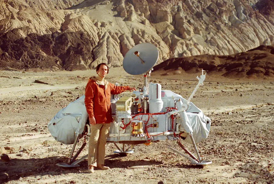 Astronomen Carl Sagan bredvid en modell av Vikinglandaren. Bild: Nasa