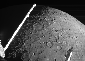 Bepicolombo ankommer äntligen Merkurius Foto från Esa/Jaxa Bepicolombo, 23 juni 2022, under en av många förbiflygningar av Merkurius: https://www.esa.int/ESA_Multimedia/Images/2022/06/BepiColombo_surveys_Mercury_s_rich_geology