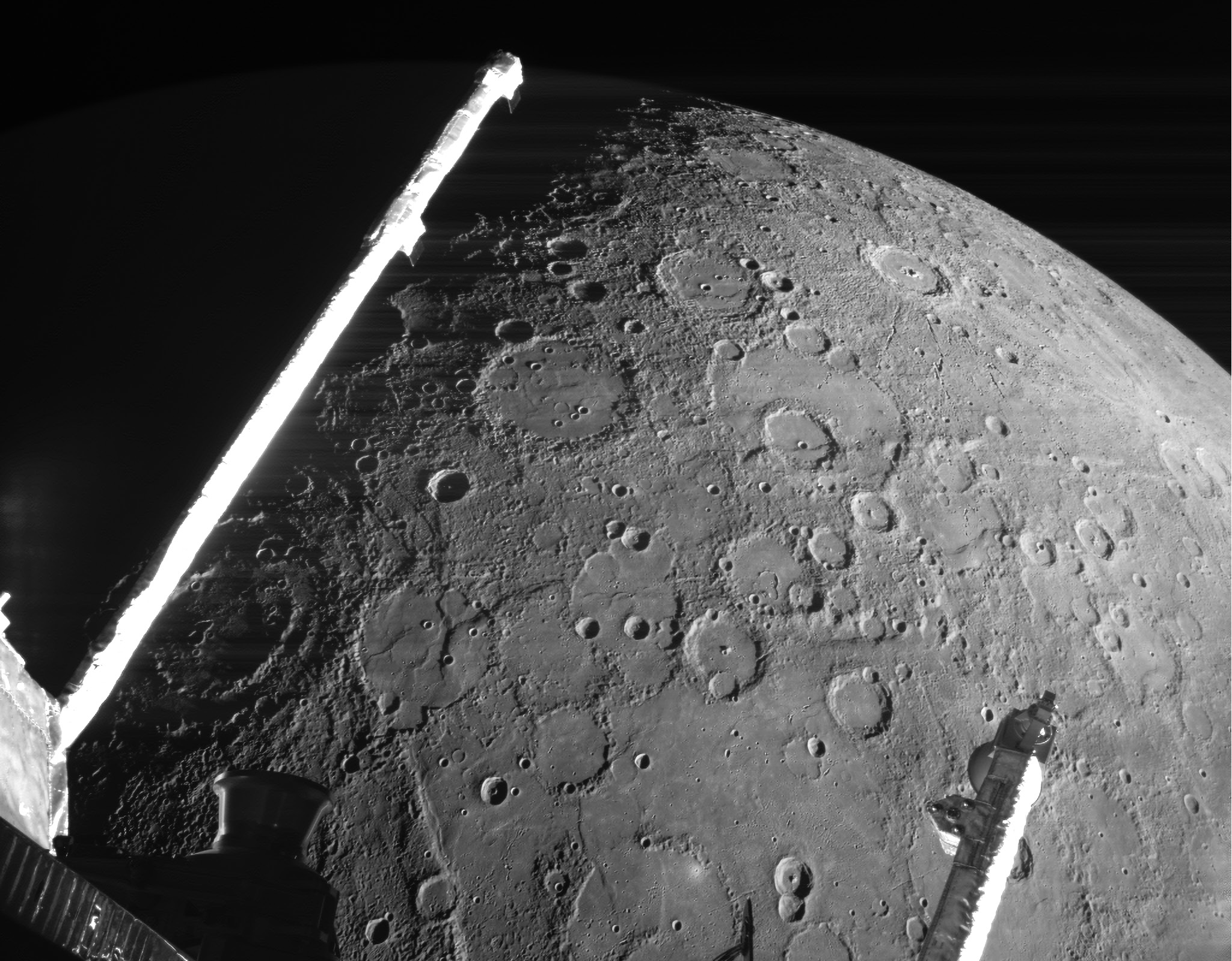 2026v38_BepiColombo_surveys_Mercury_s_rich_geology Foto från Esa/Jaxa Bepicolombo, 23 juni 2022, under en av många förbiflygningar av Merkurius: https://www.esa.int/ESA_Multimedia/Images/2022/06/BepiColombo_surveys_Mercury_s_rich_geology